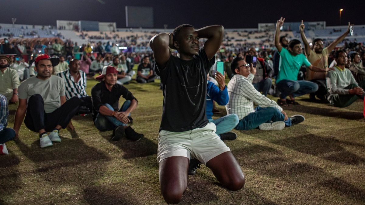 Potu a krve bylo dost. Dělníci ze stadionů v Kataru získali zastání